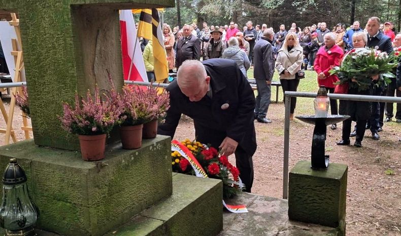 Wicemarszałek Ryszard Pagacz składa kwiaty przed pomnikiem.