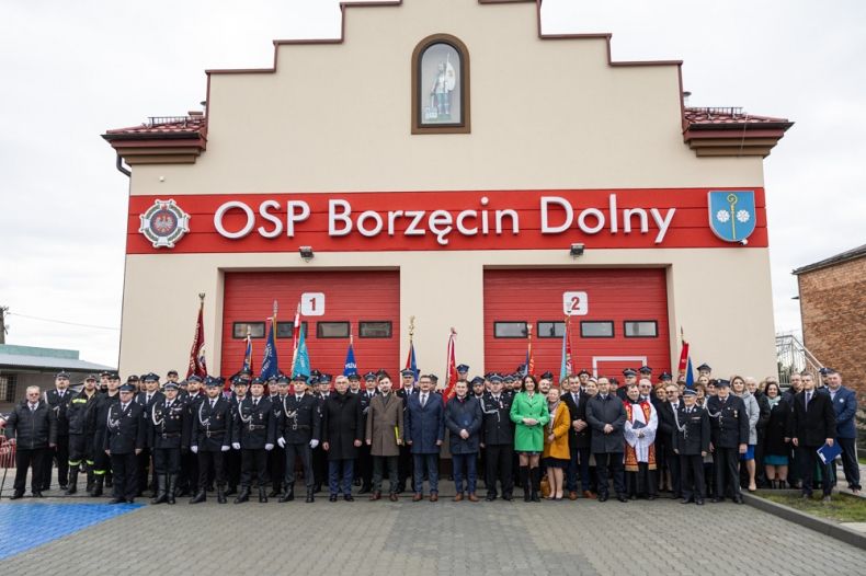 Cały, nowy budynek z napisem OSP Borzęcin Dolny. 