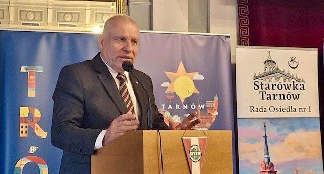 Wicemarszałek Ryszard Pagacz stoi przy mównicy.