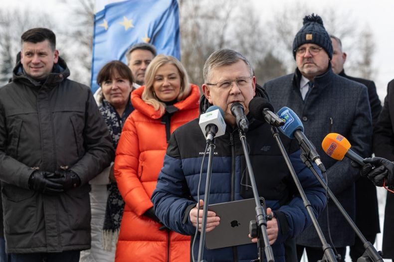 Marszałek Witold Kozłowski przemawia do mikrofonu.