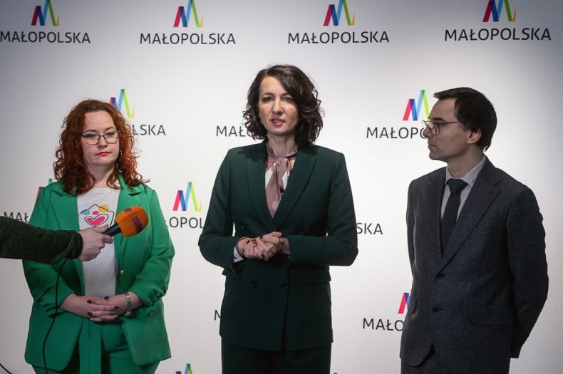 Marta Malec-Lech z zarządu województwa udzielająca wywiadu. Po jej bokach dwie osoby.