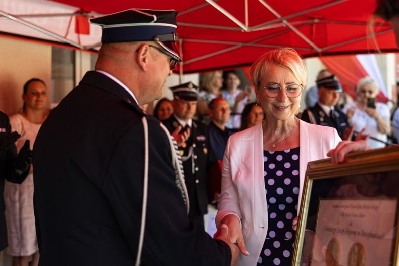 Iwona Gibas z zarządu województwa przekazuje Nagrodę Samorządu Województwa Złoty Medal Polonia Minor