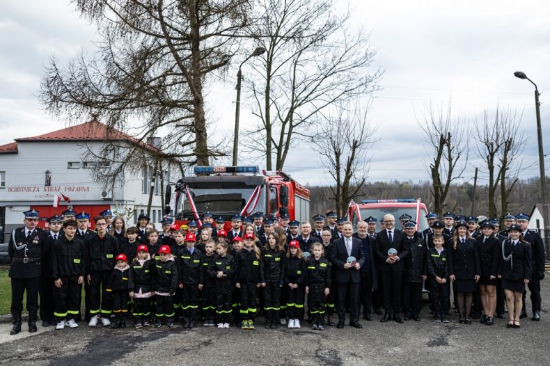 Odebranie nowych samochodów w Witanowicach. Marszałek wręczył odznaczenia wojewódzkie