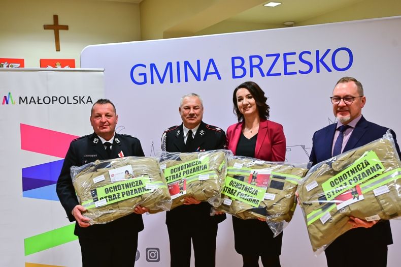Marta Malec-Lech z zarządu województwa małopolskiego, wójt gminy Brzesko Tomasz Latocha i przedstawiciele OSP gmimy Brzesko