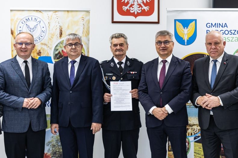 Wicemarszałek Ryszard Gawron stoi z ludźmi.