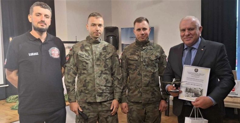 Wicemarszałek Ryszard Pagacz stoi na stali z żołnierzami.