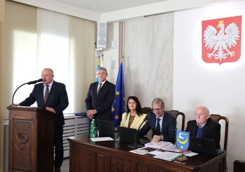 Wicemarszałek Ryszard Gawron stoi przy prezydium.