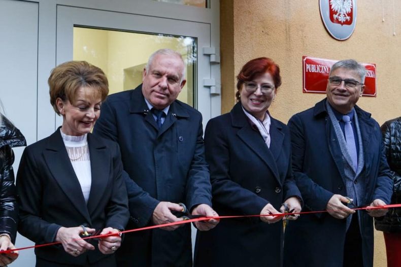 Uczestnicy wydarzenia przecinają wstęgę.