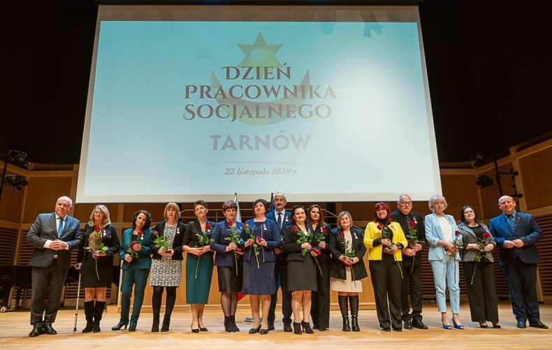 Uczestnicy wydarzenia stoją na scenie.