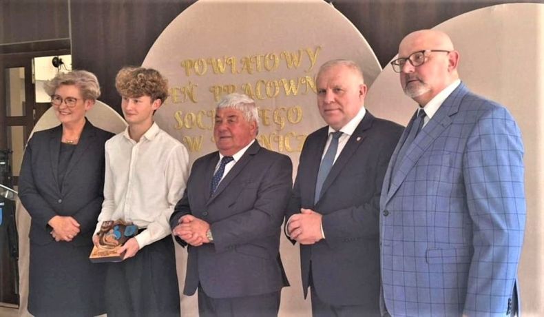 Wicemarszałek Ryszard Pagacz stoi z uczestnikami wydarzenia.