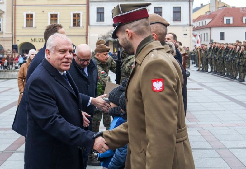 Wicemarszałek Ryszard Pagacz podaje rękę żołnierzowi.