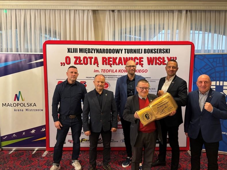 Artur Kowalski i pozostali organizatorzy turnieju 