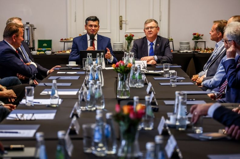 Marszałek Łukasz Smółka i wicemarszałek Witold Kozłowski.