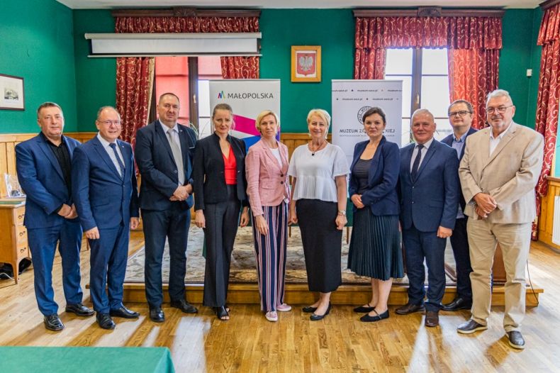 Iwona Gibas z zarządu województwa wraz uczestnikami spotkania, dyrektorami instytucji kultury województwa małopolskiego