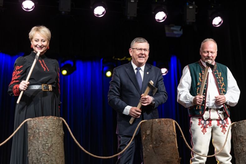 symboliczne otwarcie Instytutu w Ludźmierzu - moment przecięcia ciupagami sznura, od lewej Iwona Gibas członek Zarządu WM, marszałek Małopolski Witold Kozłowski oraz Julian Kowalczyk prezes Związku Podhalan