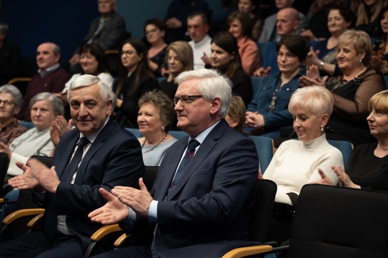 Wicemarszałek Józef Gawron i burmistrz Stanisław Kuropatwa bijący brawa na widowni.