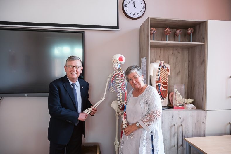 Wicemarszałek Witold Kozłowski przy modelu szkieletu człowieka. Obok dyrektor szkoły.