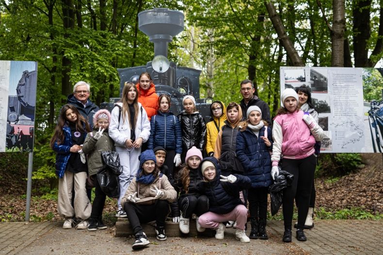 Wspólne zdjęcie uczestników akcji sprzątania