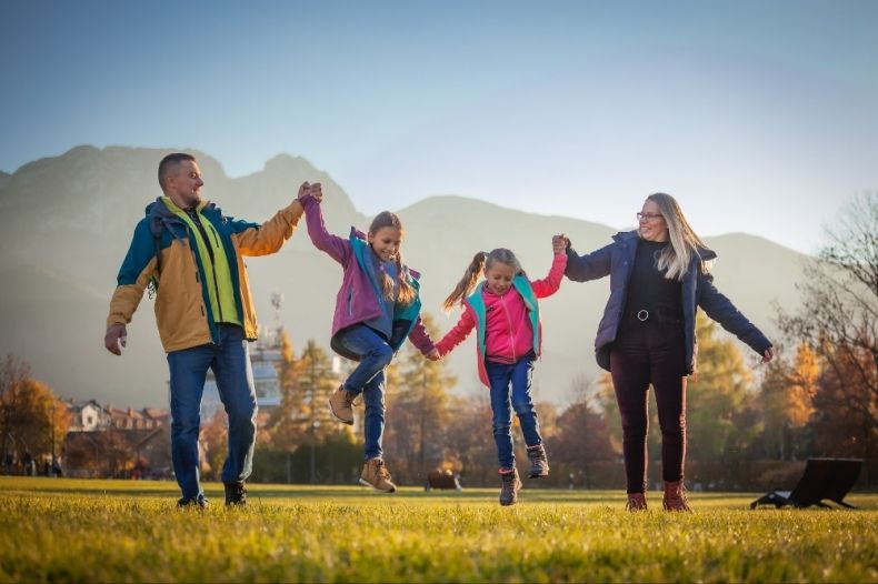 Rodzina, mama, dwójka dzieci, tata spacerują w Zakopanem pod Giewontem 