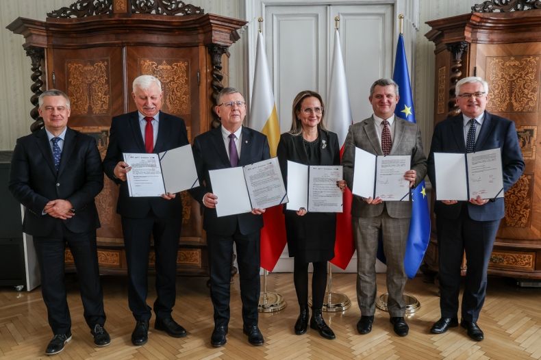 Uczestnicy spotkania prezentują podpisane umowy