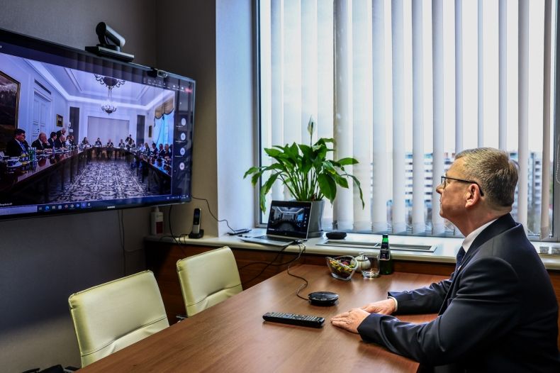 Wicemarszałek Witold Kozłowski w trakcie telekonferencji.
