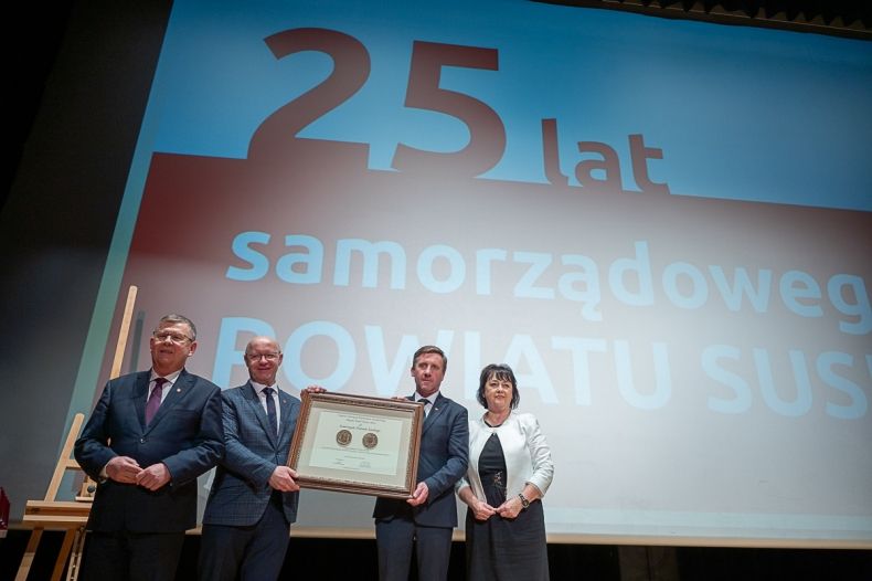 Jubileusz 25-lecia Powiatu Suskiego. Wydarzenie odbyło się w Centrum Kultury i Filmu w Suchej Beskidzkiej. Na zdjęciach marszałek, radna województwa starosta, przewodniczący rady powiatu. Przemówienia, wręczenie nagrody, podziękowania