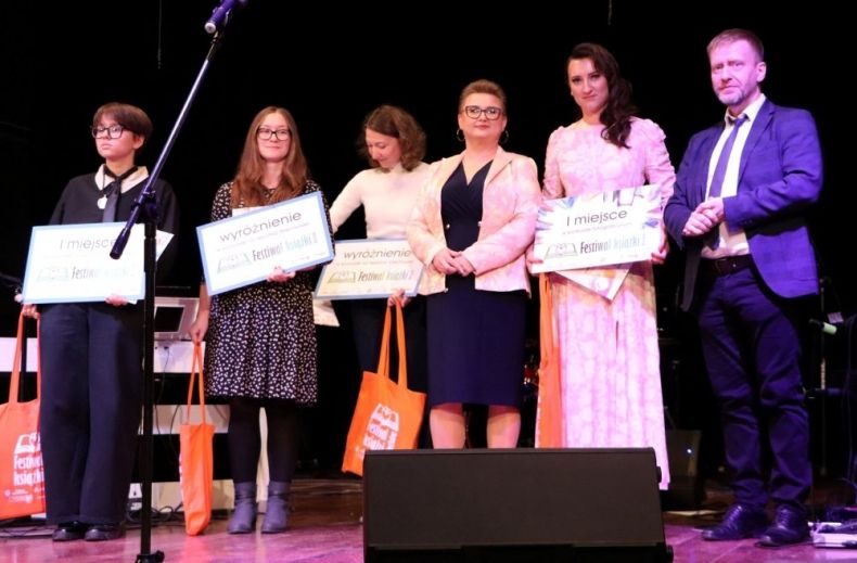 Uczestnicy wydarzenia na scenie.