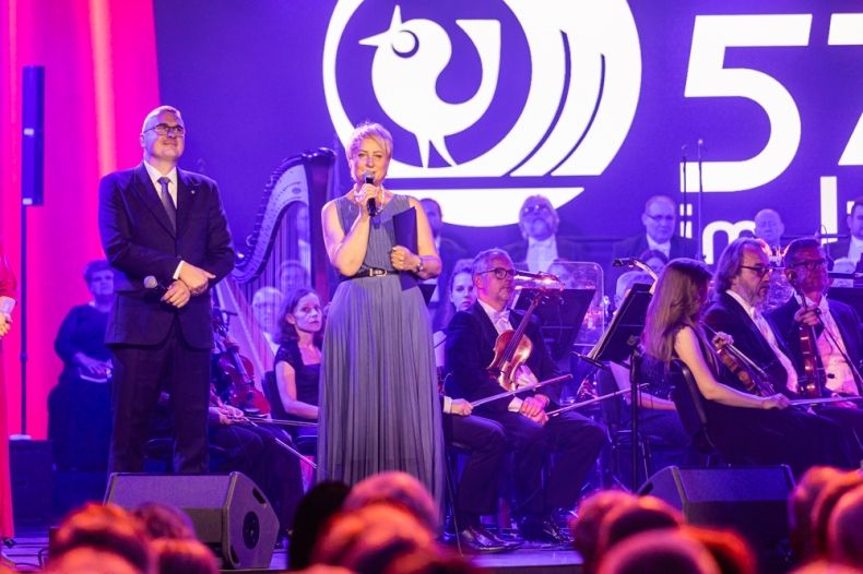 Iwona Gibas z zarządu województwa zwraca się ze sceny do krynickiej publiczności