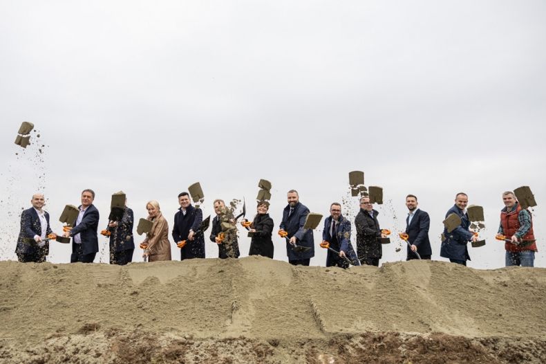 symboliczne wbicie łopaty pod budowę