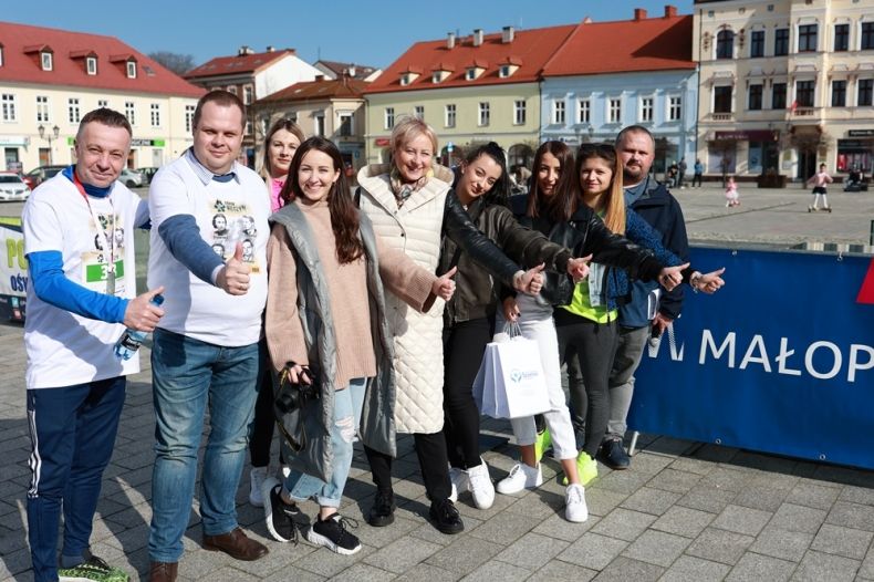 Iwona Gibas z uczestnikami biegu Tropem Wilczym