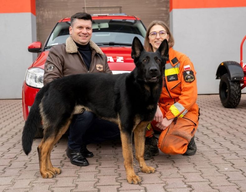 Wicemarszałek Łukasz Smółka z psem i ratowniczką.