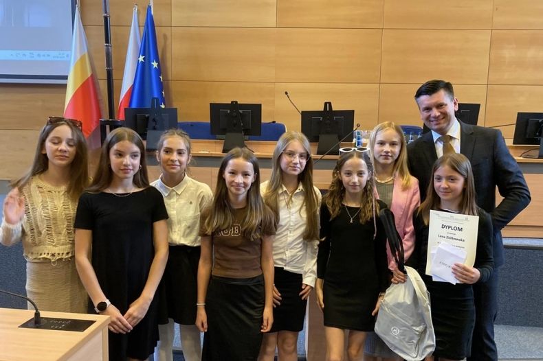 Wicemarszałek Łukasz Smółka z laureatkami konkursu