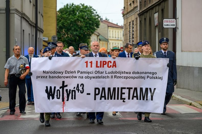 Tłum niosący baner