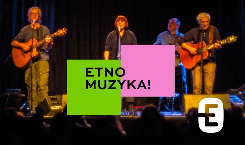 Cztery osoby na scenie. Po środku logo cyklu "EtnoMuzyka".