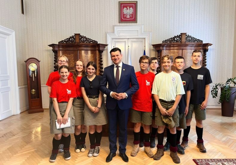 Harcerze z Wilanowa z wizytą u marszałka Łukasza Smółki