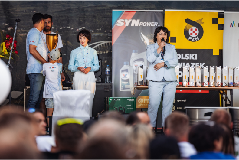 Danuta Kawa z uczestnikami rajdu