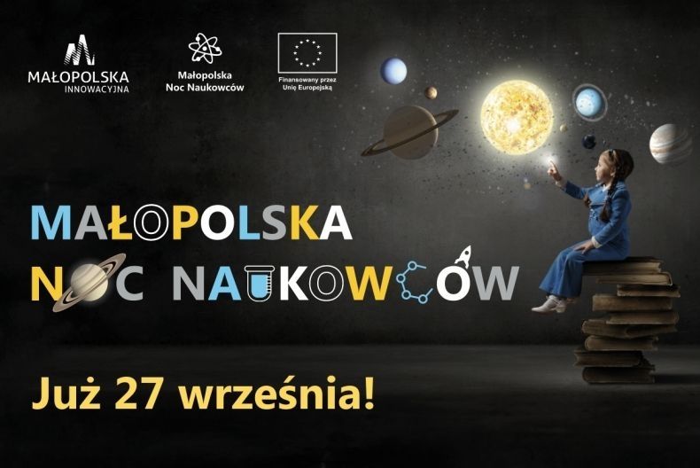Dziewczyna siedząca na książkach, pokazująca palcem na planety.