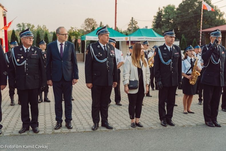 Uczestnicy wydarzenia stoją na placu.