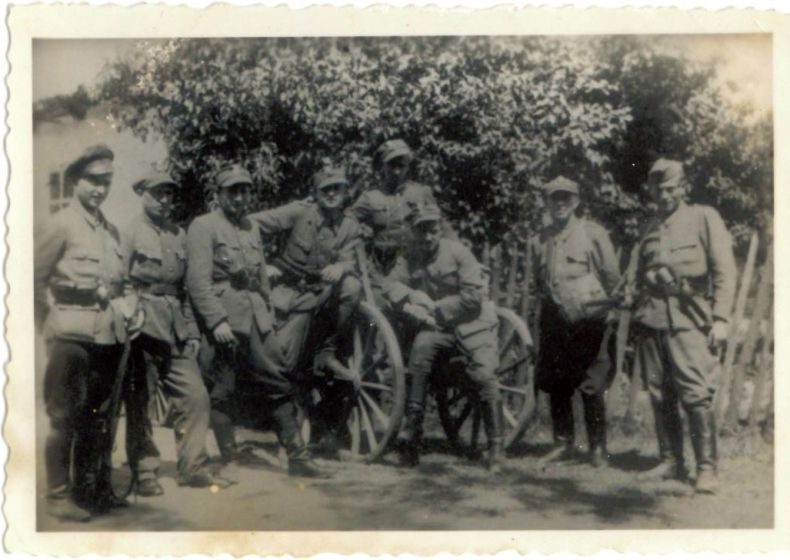 żołnierze Armii Krajowej na starej fotografii