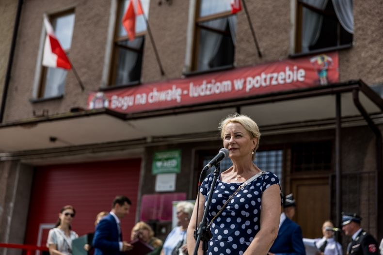 Iwona Gibas z zarządu województwa zwraca się do uczestników strażackich obchodów