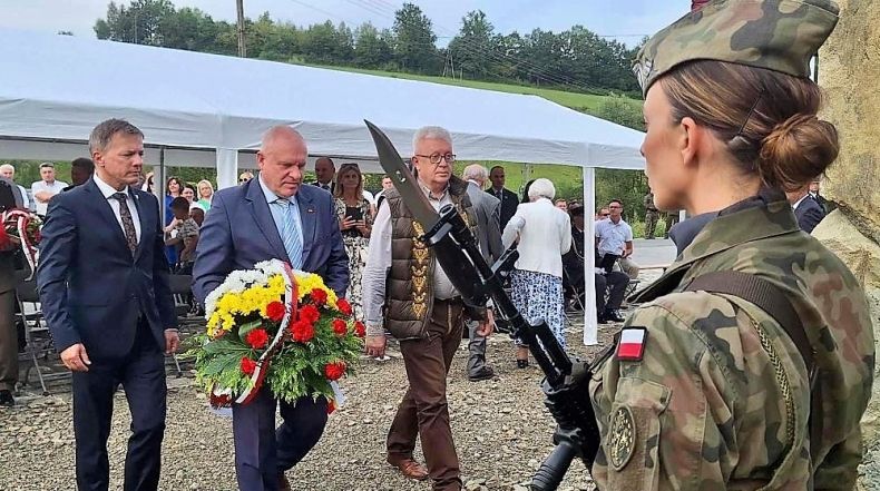 Wicemarszałek Ryszard Pagacz, Stanisław Pasoń i Wojciech Piech składają kwiaty pod pomnikiem.