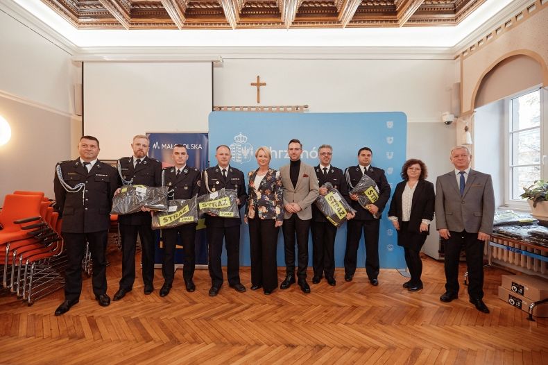Pamiątkowe zdjęcie. Iwona Gibas z Zarządu Województwa Małopolskiego oraz burmistrz Chrzanowa Robert Maciaszek wraz ze strażakami ochotnikami z terenu gminy Chrzanów