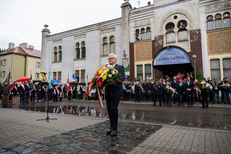 Wicemarszałek Józef Gawron niosący wieniec.