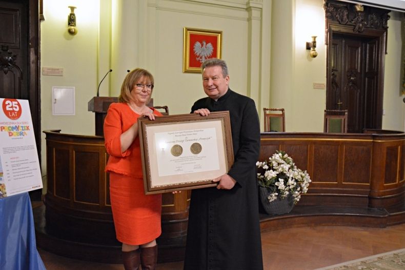 Radna Marta Mordarska wręcza medal Polonia Minor