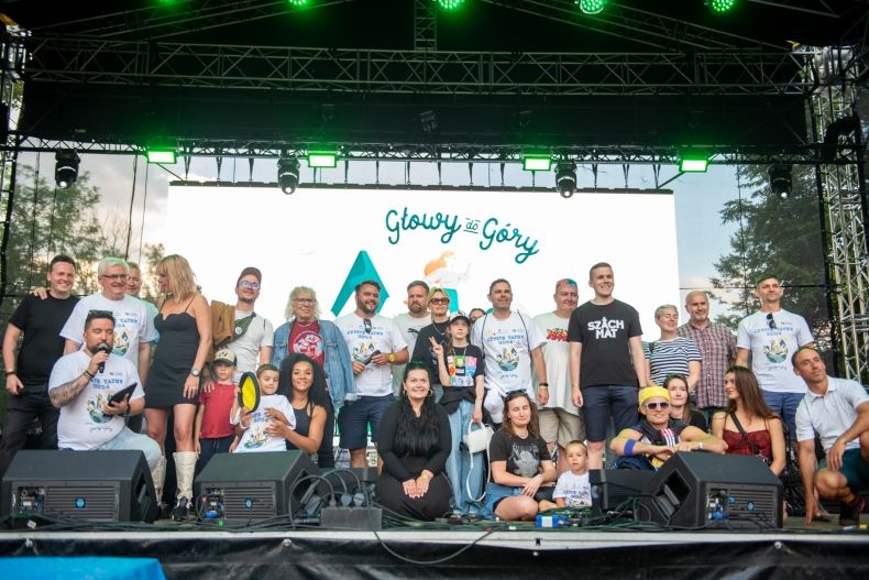 Uczestnicy akcji sprzątania na scenie