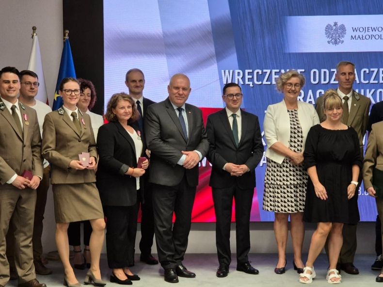Wicemarszałek Ryszard Pagacz z grupą odznaczonych osób.