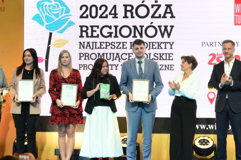 Laureaci na scenie odbierają nagrodę