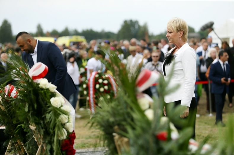 Iwona Gibas z zarządu województwa składa wieniec i oddaje hołd pomordowanym przed pomnikiem upamiętniającym zagładę Sinti i Romów w Miejscu Pamięci Auschwitz