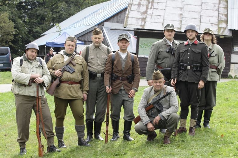 Mężczyźni w strojach partyzantów.