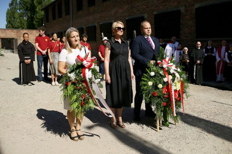 W imieniu Zarządu Województwa Małopolskiego wieniec przed Ścianą Śmierci składa członek zarządu województwa Iwona Gibas